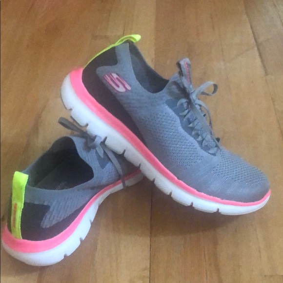 Tennis shoes - Picture 2 of 3